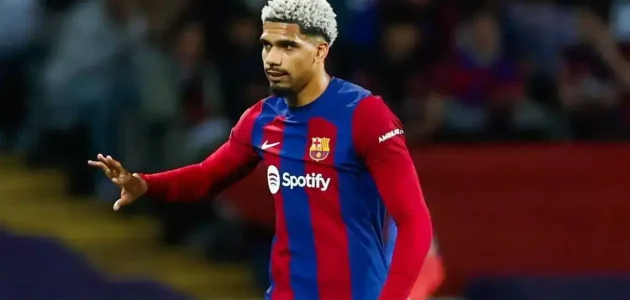 رونالد أراوجو يحدد مهمة برشلونة لموسم 2025/26