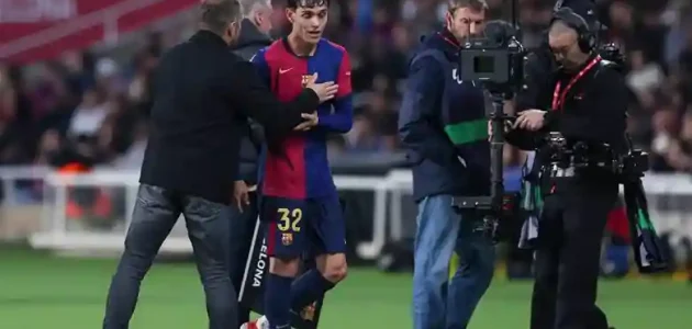 مدافع برشلونة يتعرض لعقوبة من هانسي فليك في فترة ما قبل الموسم
