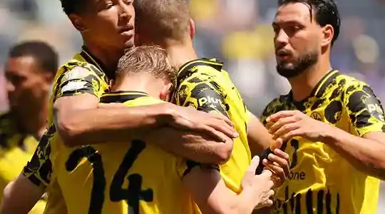 مدافع فريق دورتموند يعرب عن أمله في الاستمرار مع النادي خلال الموسم القادم