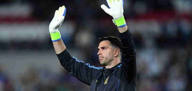 توصل نادي مانشستر يونايتد إلى اتفاق مع حارس مرمى أستون فيلا إيميليانو مارتينيز