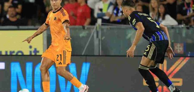 ديبالا يتبادل القمصان مع بوفون بعد مساعدة روما في الفوز 1-0 على بيزا